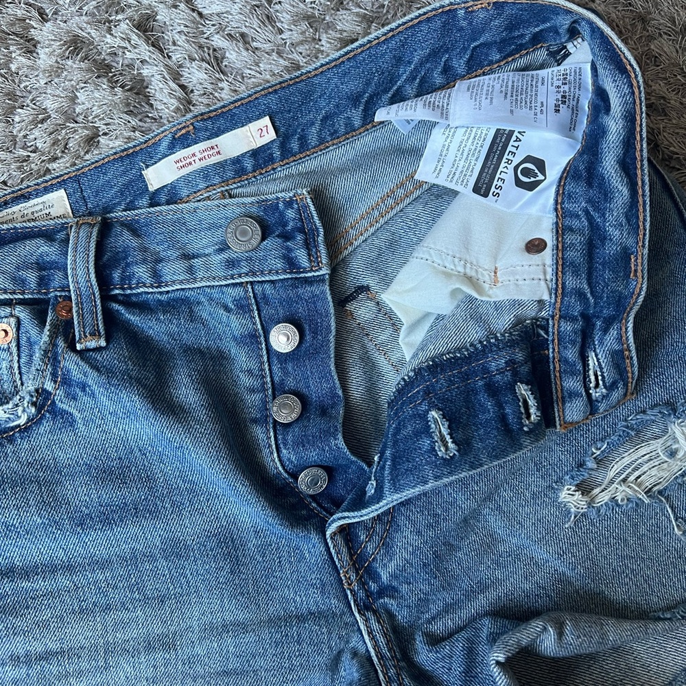 Like New Levis Wedgie high rise shorts - Picture 3 of 3